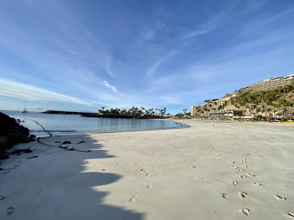 Stranden på Anfi Del Mar, nedenfor skolen