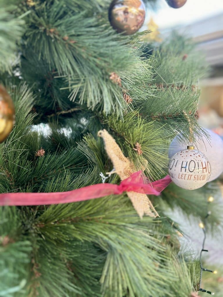 Nærbilde av juletreet på skolen