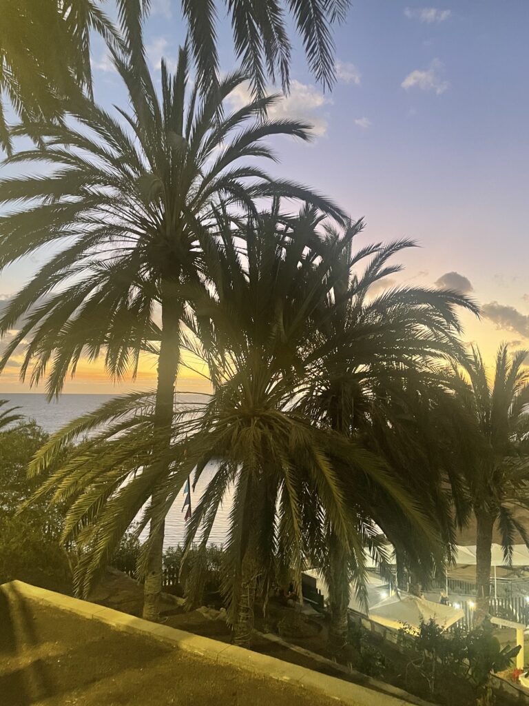 Arguineguin sentrum i solnedgang